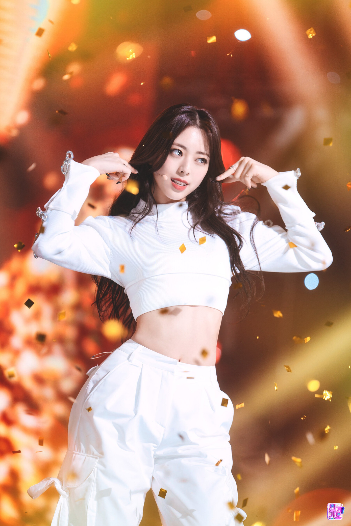 Fan của Yuna vui mừng khi thần tượng được chú ý qua màn trình diễn, song không ít người tức giận cách làm việc hời hợt của công ty chủ quản JYP, cho rằng họ không tận dụng được sự nổi tiếng bất ngờ của Yuna để lăng xê “gà nhà”. “Không phải lần đầu Yuna được chú ý. Năm 2021 đi làm MC cuối năm, ảnh thảm đỏ tạo cơn sốt nhưng JYP không có động thái gì. Đến năm 2022 nổi đình đám với U Go Girl, khán giả gợi ý cô ấy nên nhận quảng cáo quần jean nhưng công ty vẫn im ru”, một fan bức xúc viết.