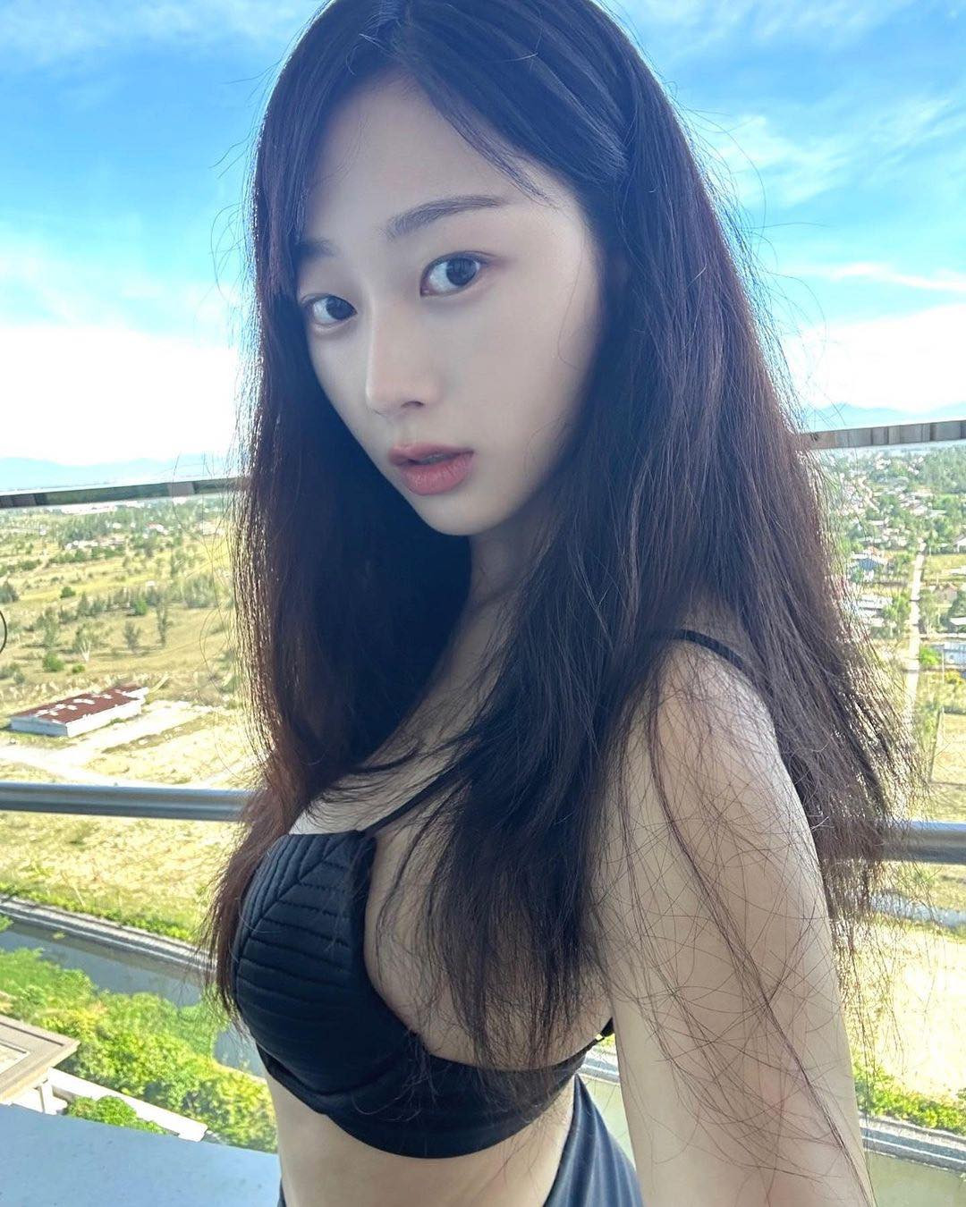 Giselle (aespa) phấn khích khi được thưởng thức hoa quả tại Việt Nam. Ngày cuối cùng khi ở đất nước hình chữ “S”, nữ thần tượng người Nhật Bản đã đăng tải lời cảm ơn tới fan Việt.