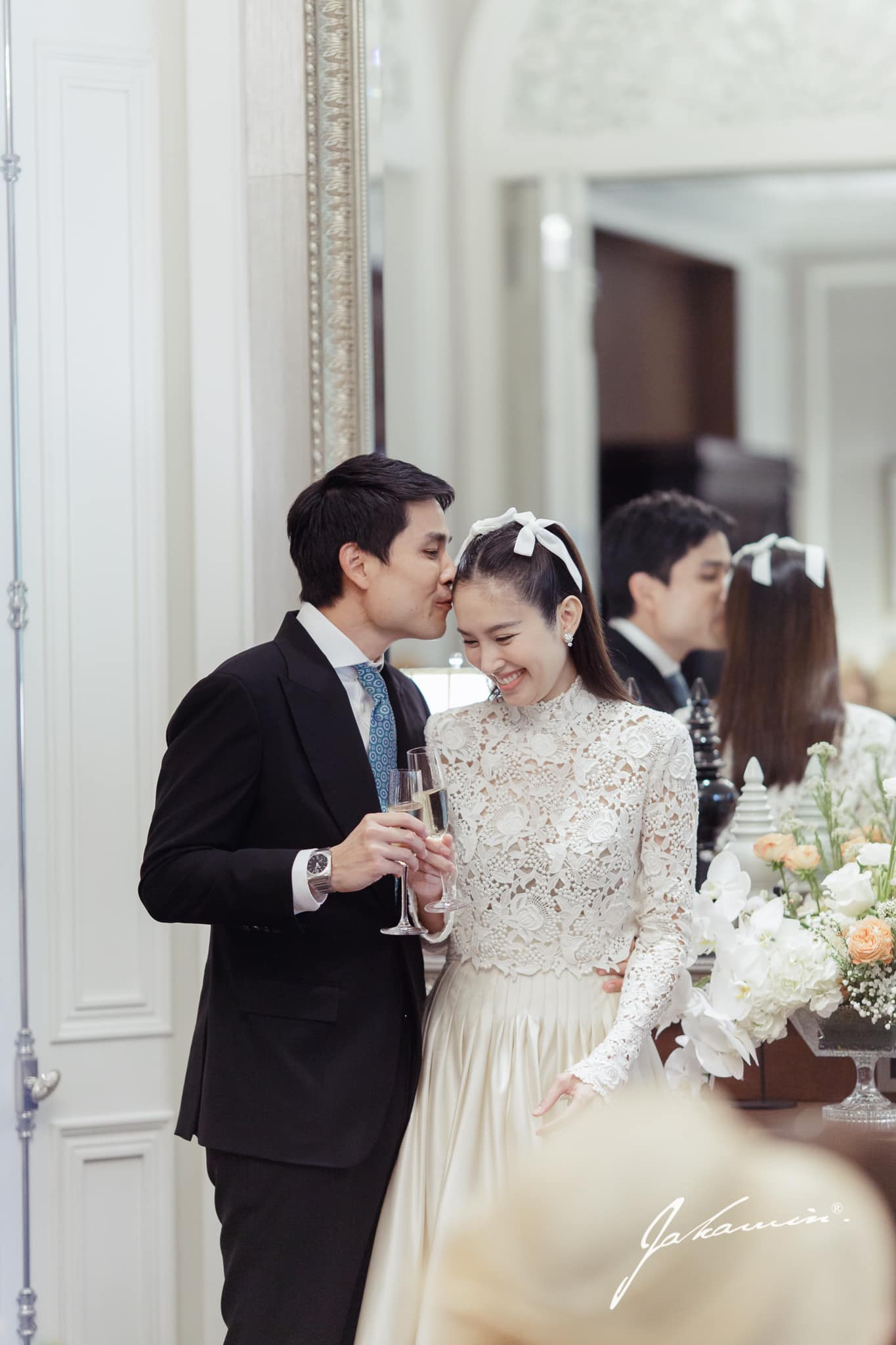 Thời gian này, cả hai bận rộn chuẩn bị cho ngày cưới diễn ra vào 1/3. Trong buổi tiệc có mặt hai bên gia đình và bạn bè, Oak Phakwa Hongyok hứa ở bên chăm sóc, quan tâm, yêu Nong Poy trọn đời. Thời gian này, cả hai bận rộn chuẩn bị cho ngày cưới diễn ra vào 1/3. Trong buổi tiệc có mặt hai bên gia đình và bạn bè, Oak Phakwa Hongyok hứa ở bên chăm sóc, quan tâm, yêu Nong Poy trọn đời.