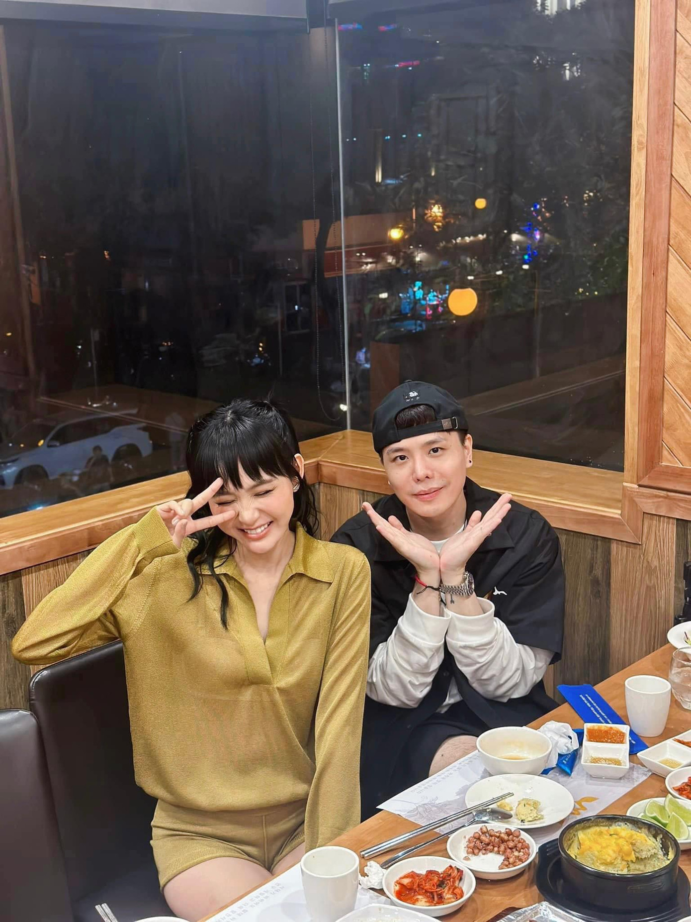 Trịnh Thăng Bình mất 3.000 người theo dõi vì chụp ảnh cùng Hiền Hồ. Trịnh Thăng Bình mất 3.000 người theo dõi vì chụp ảnh cùng Hiền Hồ.