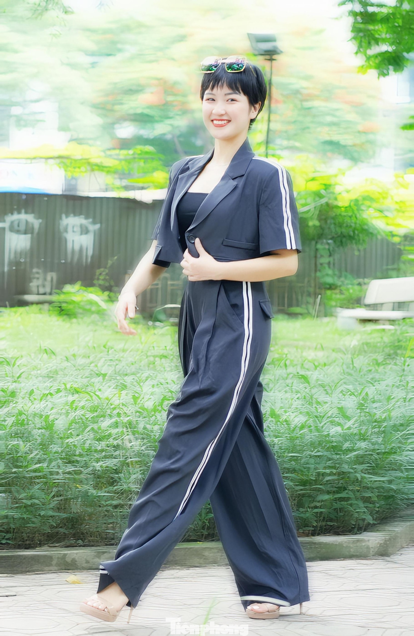 Năm 2015, Thục Anh nổi tiếng với biệt danh “mỹ nhân 12 tuổi” khi tham gia VietNam's Got Talent nhờ tài năng múa bụng. Giám khảo Thúy Hạnh và Hoài Linh nhận xét khi lớn lên, Thục Anh nhất định phải thi hoa hậu. Nữ diễn viên nói cô không có ý định tham gia đấu trường sắc đẹp vì không đủ chiều cao. Năm 2022, Thục Anh bất ngờ khi lọt vào chung kết cuộc thi Duyên dáng Ngoại thương. Chung cuộc, cô giành giải Hoa khôi thương trường và Hoa khôi tài năng. Ảnh: Trọng Quân. Năm 2015, Thục Anh nổi tiếng với biệt danh “mỹ nhân 12 tuổi” khi tham gia VietNam's Got Talent nhờ tài năng múa bụng. Giám khảo Thúy Hạnh và Hoài Linh nhận xét khi lớn lên, Thục Anh nhất định phải thi hoa hậu. Nữ diễn viên nói cô không có ý định tham gia đấu trường sắc đẹp vì không đủ chiều cao. Năm 2022, Thục Anh bất ngờ khi lọt vào chung kết cuộc thi Duyên dáng Ngoại thương. Chung cuộc, cô giành giải Hoa khôi thương trường và Hoa khôi tài năng. Ảnh: Trọng Quân.