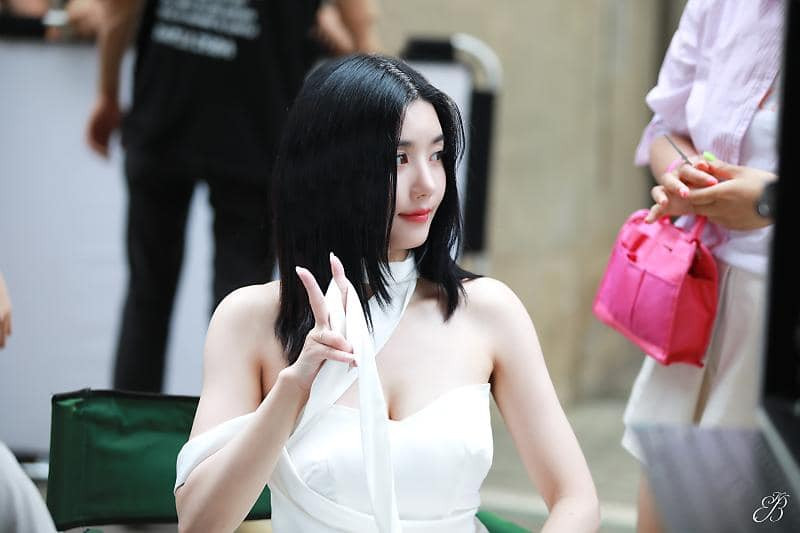 Nữ thần tượng là một trong số những thành viên bước ra từ IZ*ONE có sự nghiệp solo ổn định. Tuy không quá nổi bật những vẫn có chỗ đứng trong Kpop. Kwon Eun Bi tiết lộ trong Strong Heart League rằng ước mơ trở thành ca sĩ được truyền cảm hứng từ anh trai. Nữ thần tượng là một trong số những thành viên bước ra từ IZ*ONE có sự nghiệp solo ổn định. Tuy không quá nổi bật những vẫn có chỗ đứng trong Kpop. Kwon Eun Bi tiết lộ trong Strong Heart League rằng ước mơ trở thành ca sĩ được truyền cảm hứng từ anh trai.