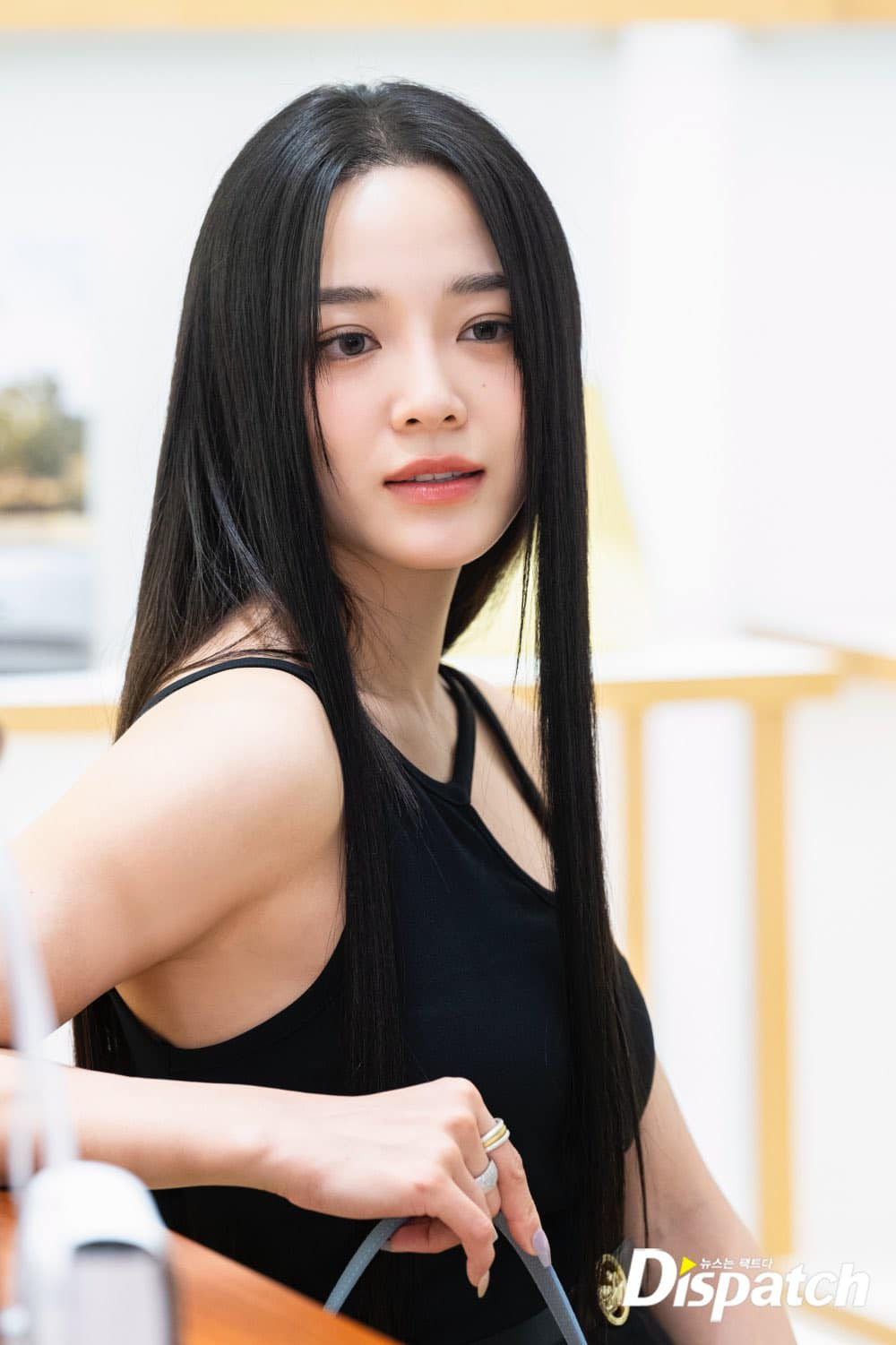 Nữ thần tượng biến đổi với nhiều phong cách khác nhau, từ trẻ trung năng động đến sang trọng, gợi cảm. Nữ thần tượng biến đổi với nhiều phong cách khác nhau, từ trẻ trung năng động đến sang trọng, gợi cảm.