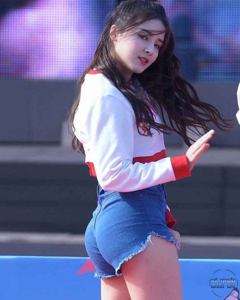 Gây chú ý dịp đầu năm 2018 với ca khúc Bboom Bboom, Momoland trở thành “cơn sốt” khắp châu Á. Đi đôi với sự nổi tiếng, nhóm vướng tranh cãi khi thường xuyên mặc áo crop top, quần short ngắn trình diễn nơi công cộng, có đông khán giả trẻ tuổi. Ảnh: SBS.