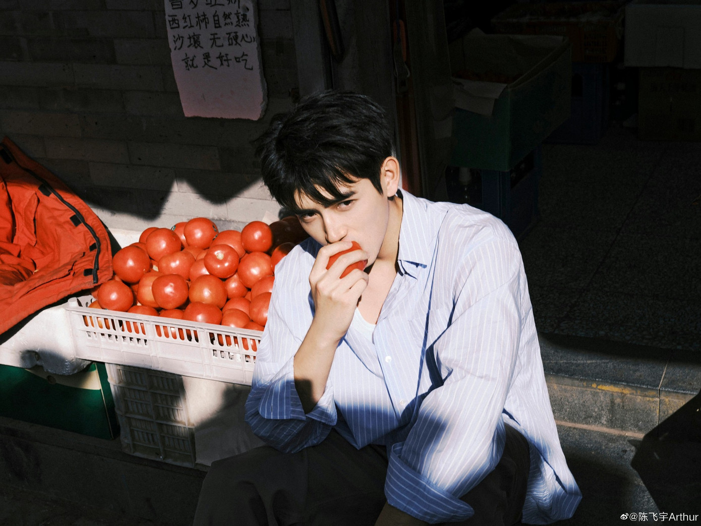 Đáng nói, loạt ảnh selfie do Trần Phi Vũ đăng vào tháng 7/2021 cho thấy nội thất căn phòng giống với phòng khách sạn ở Trường Sa, tỉnh Hồ Nam, Trung Quốc trong bức ảnh bị tung ra. Đáng nói, loạt ảnh selfie do Trần Phi Vũ đăng vào tháng 7/2021 cho thấy nội thất căn phòng giống với phòng khách sạn ở Trường Sa, tỉnh Hồ Nam, Trung Quốc trong bức ảnh bị tung ra.