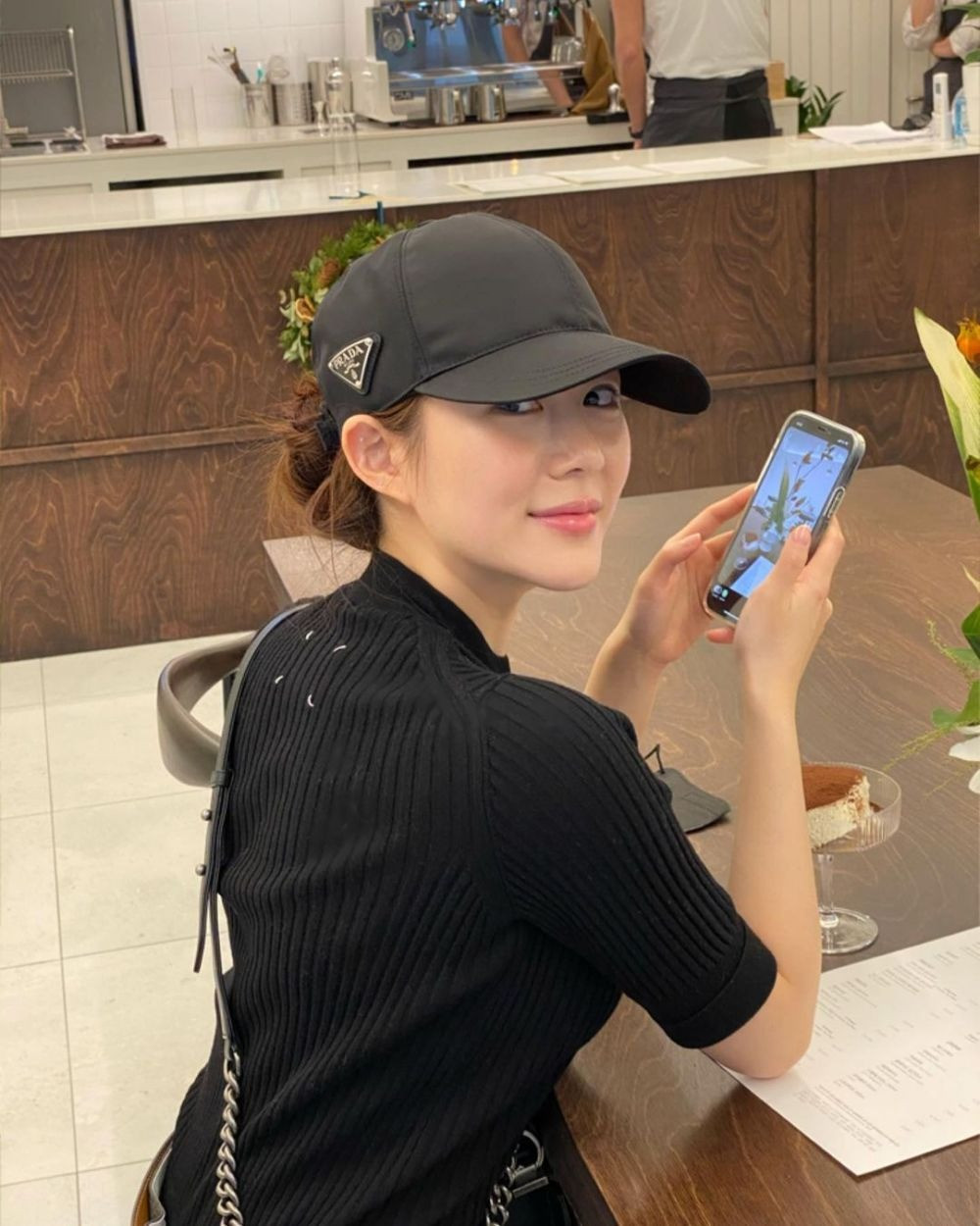 Để phản đối thần tượng chia tay Lee Da In, fan của Seung Gi thuê xe tải đi quanh khu vực nhà anh và treo nội dung "Nếu anh chưa biết, chúng tôi sẽ cho anh biết ngay thôi. Có quá nhiều nạn nhân của gia đình họ (Lee Da In)". Nhóm fan yêu cầu tài tử đưa ra quyết định dứt khoát và không muốn anh dây dưa vào gia đình phức tạp. Để phản đối thần tượng chia tay Lee Da In, fan của Seung Gi thuê xe tải đi quanh khu vực nhà anh và treo nội dung "Nếu anh chưa biết, chúng tôi sẽ cho anh biết ngay thôi. Có quá nhiều nạn nhân của gia đình họ (Lee Da In)". Nhóm fan yêu cầu tài tử đưa ra quyết định dứt khoát và không muốn anh dây dưa vào gia đình phức tạp.