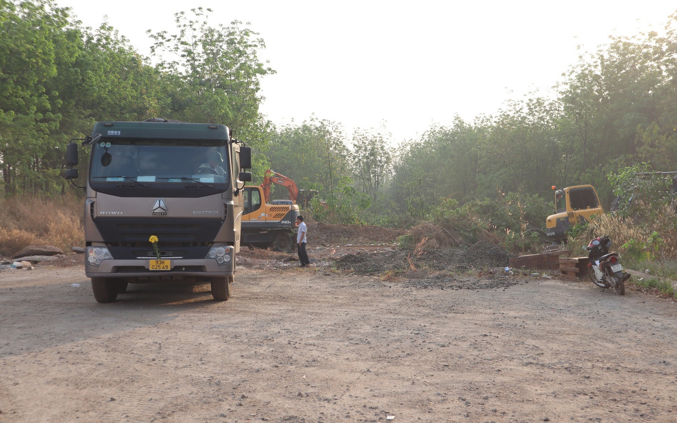 Một phần khu đất được ông Trần Quốc Việt hiến tặng đang được các đơn vị thi công mở đường. Ảnh: Đ.X