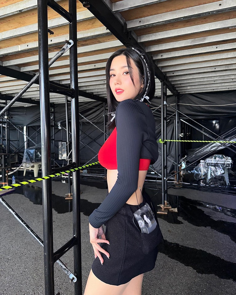 Được nhiều người chú ý hơn sau khi tham gia chuỗi lễ hội Water Bomb 2023, Kwon Eun Bi trở nên nổi tiếng, được đặt biệt danh “nữ hoàng mùa hè” nhờ phong thái trình diễn quyến rũ, trang phục nóng bỏng, “đốt mắt” khán giả.