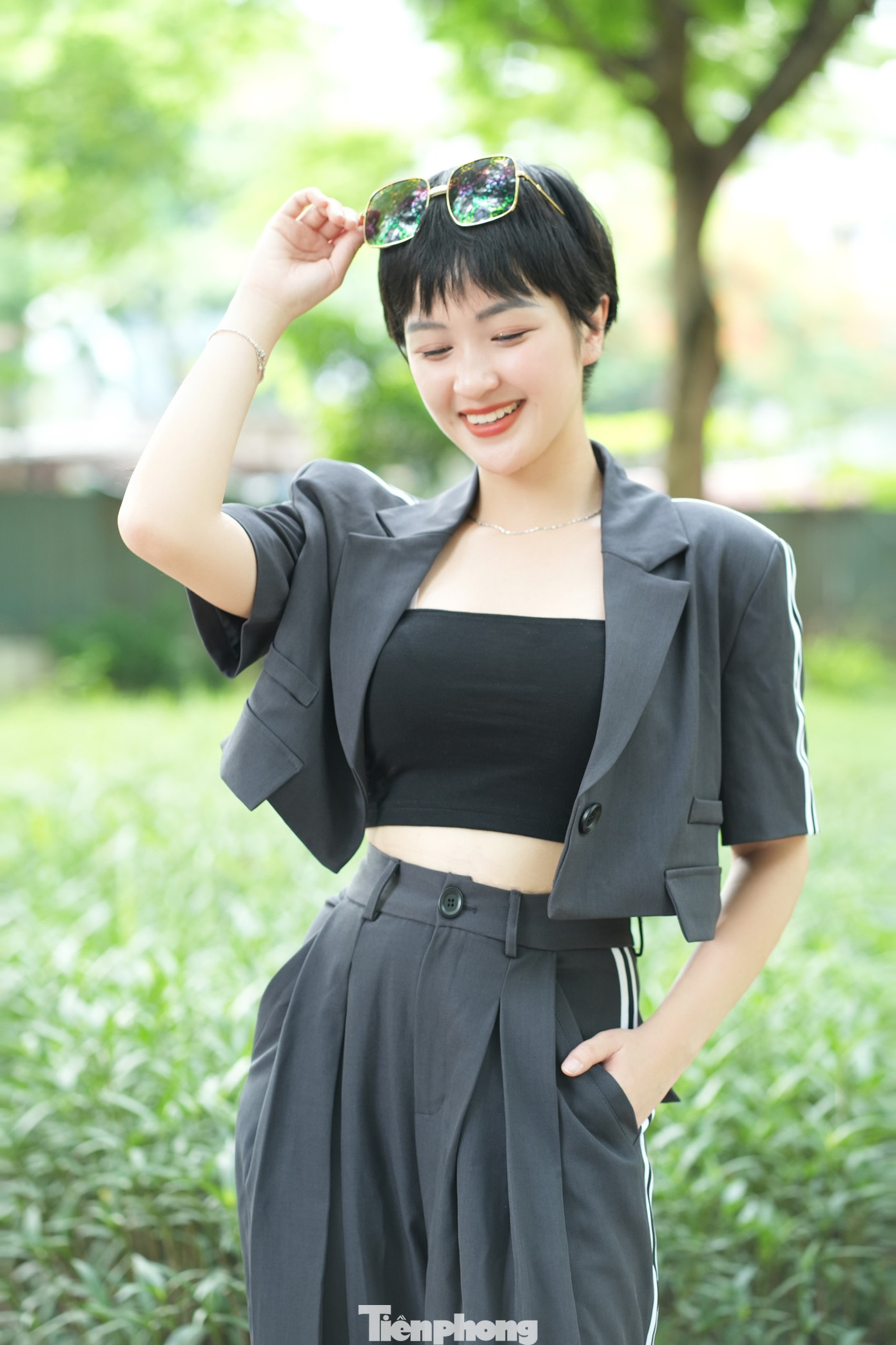 Bối cảnh của Nơi giấc mơ tìm về vào mùa đông, Thục Anh kể có những hôm trời Hà Nội nóng như đổ lửa, 39-40 độ, cô cùng dàn diễn viên vẫn phải mặc áo nỉ, hoodie để phù hợp với mạch phim. Ảnh: Trọng Quân. Bối cảnh của Nơi giấc mơ tìm về vào mùa đông, Thục Anh kể có những hôm trời Hà Nội nóng như đổ lửa, 39-40 độ, cô cùng dàn diễn viên vẫn phải mặc áo nỉ, hoodie để phù hợp với mạch phim. Ảnh: Trọng Quân.