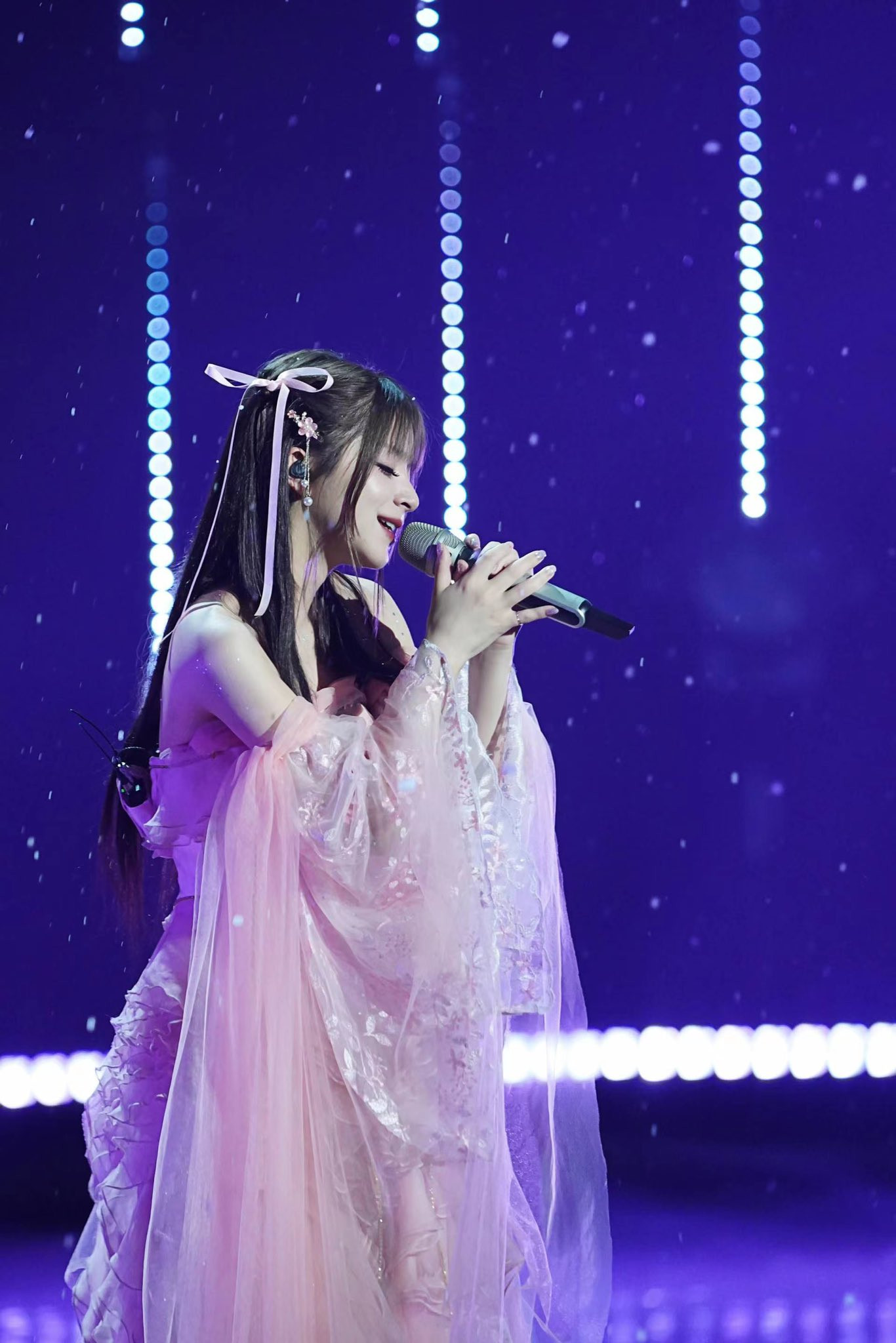 Nữ ca sĩ người Nhật Bản với tạo hình tiên nữ, biểu diễn ca khúc Biển hoa cùng Cung Lâm Na. Màn trình diễn của bộ đôi trở thành chủ đề nóng trên hotsearch Weibo.