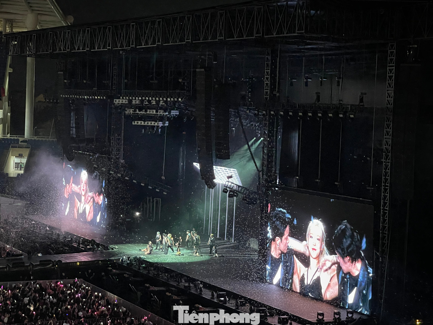 Các thành viên lần lượt trình diễn ca khúc solo. Giọng ca chính BlackPink thể hiện 2 ca khúc Gone và On The Ground. Các thành viên lần lượt trình diễn ca khúc solo. Giọng ca chính BlackPink thể hiện 2 ca khúc Gone và On The Ground.