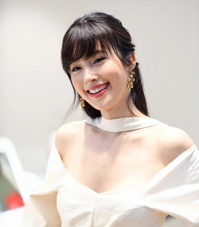 Sắc vóc Nong Poy hoàn thiện theo thời gian, nhiều người nói không thể nhìn ra nét nam tính nào từ cô. Thành công của mỹ nhân sinh năm 1986 trở thành nguồn cảm hứng cho cộng đồng LGBT.