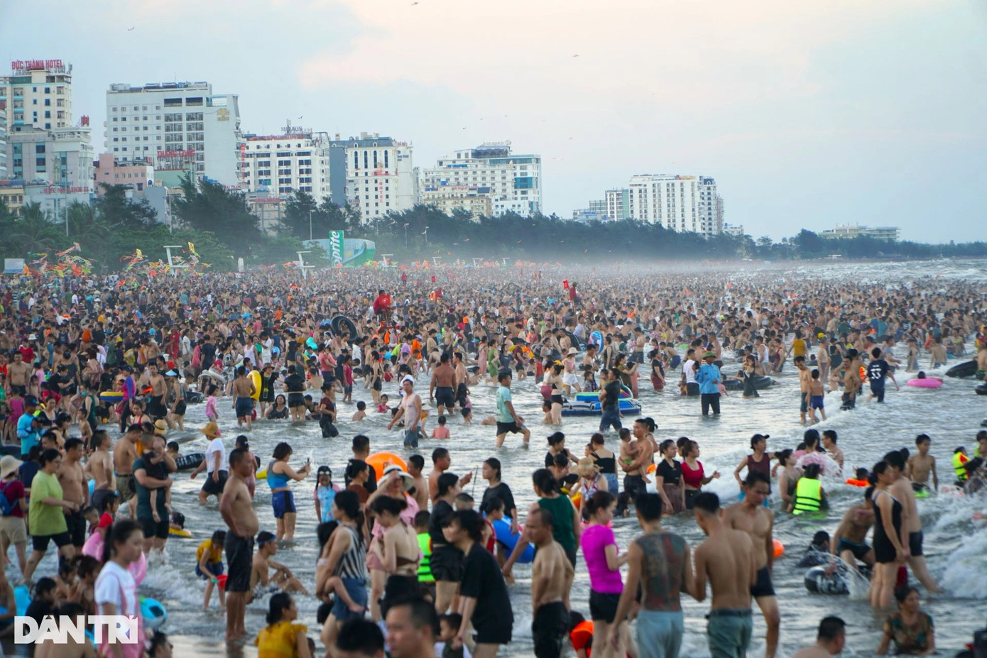 Trong hai ngày cuối tuần (mùng 1-2/7), thời tiết tại các tỉnh phía Bắc và miền Trung nắng nóng gay gắt. Theo ghi nhận của phóng viên, tại bãi biển Sầm Sơn, đông đảo du khách đổ về đây tắm biển giải nhiệt.