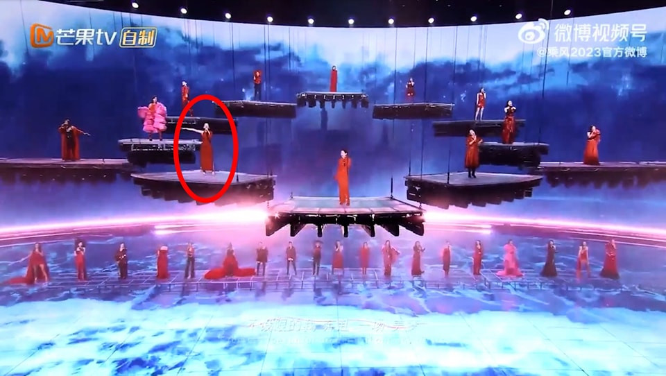 Chi Pu gây tranh cãi vì vị trí đứng cạnh center, là người được camera quay cận cảnh đầu tiên. Ảnh: Weibo. Chi Pu gây tranh cãi vì vị trí đứng cạnh center, là người được camera quay cận cảnh đầu tiên. Ảnh: Weibo.