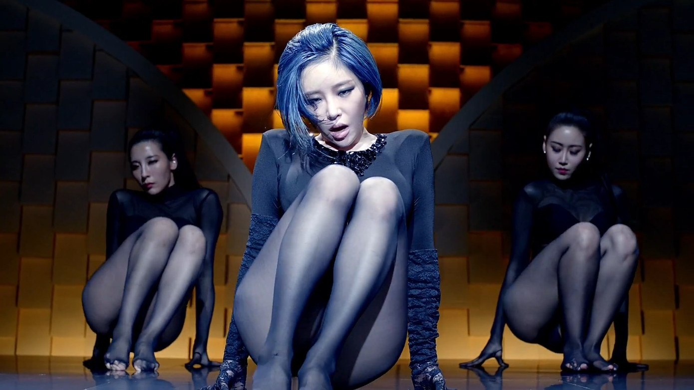 Tương tự Full Moon của Sunmi, Gain phải thay đổi động tác dang rộng hai chân khi ngồi trên sàn. Thay vào đó, cô lắc lư hông để tạo sự thu hút. Tương tự Full Moon của Sunmi, Gain phải thay đổi động tác dang rộng hai chân khi ngồi trên sàn. Thay vào đó, cô lắc lư hông để tạo sự thu hút.