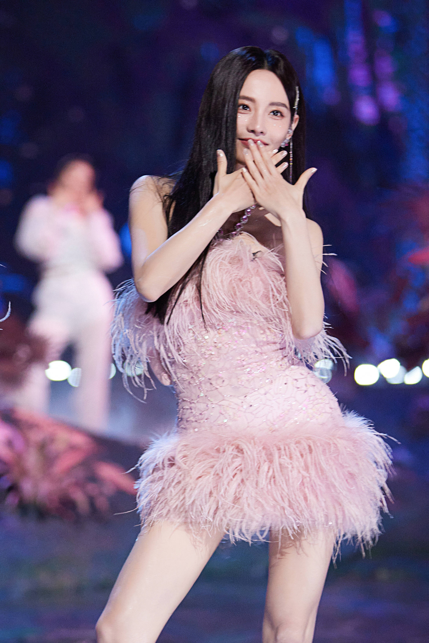 Mỹ nhân nhận nhiều lời khen về ngoại hình là Trương Gia Nghê. Nữ diễn viên 35 tuổi nổi bật trong bộ đầm hồng pastel và có những shoot hình gây sốt. Mỹ nhân nhận nhiều lời khen về ngoại hình là Trương Gia Nghê. Nữ diễn viên 35 tuổi nổi bật trong bộ đầm hồng pastel và có những shoot hình gây sốt.