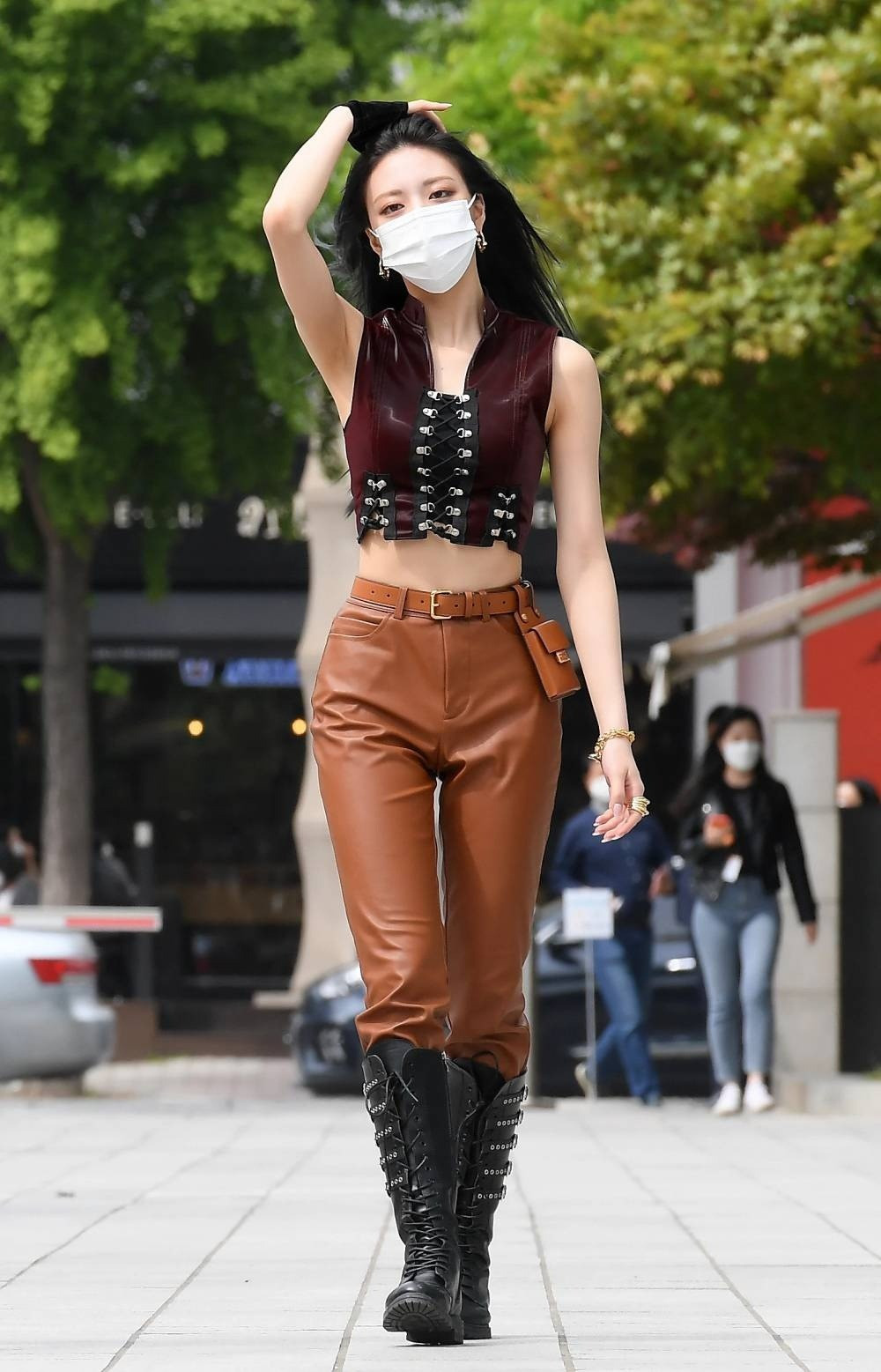 Trước đó, nữ thần tượng 19 tuổi vướng nghi vấn dùng đồ độn hông. Màn trình diễn với quần cạp trễ của Yuna như lời đáp trả cho những nghi ngờ.