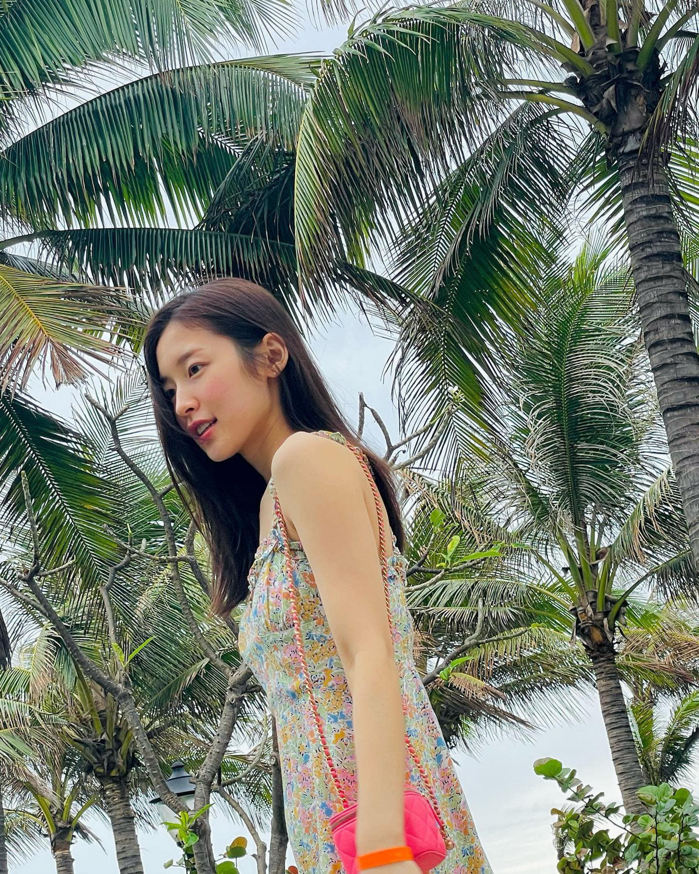 Arin (Oh My Girl) chọn Việt Nam là điểm đến yêu thích. Sau lần du lịch đến Nha Trang hồi năm 2019, nữ thần tượng cùng gia đình đến Cam Ranh, Khánh Hòa nghỉ dưỡng.