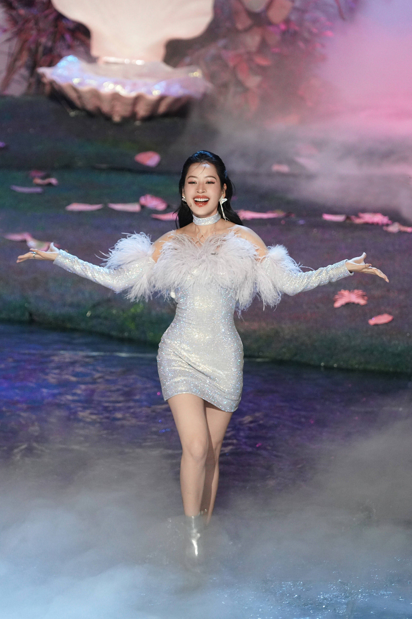 Nhìn chung, sân khấu See tình được đánh giá cao về phần nhìn, cách dàn dựng sân khấu. Tuy nhiên, bản phối được nhận xét khá rời rạc, không bắt tai bằng bản gốc. Vũ đạo cũng không phải điệu nhảy tạo trend TikTok mà là phần nhảy đơn giản thịnh hành trên Douyin. Nhìn chung, sân khấu See tình được đánh giá cao về phần nhìn, cách dàn dựng sân khấu. Tuy nhiên, bản phối được nhận xét khá rời rạc, không bắt tai bằng bản gốc. Vũ đạo cũng không phải điệu nhảy tạo trend TikTok mà là phần nhảy đơn giản thịnh hành trên Douyin.