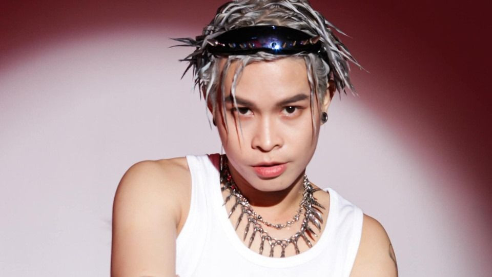 Seachains (áo trắng), GDucky và Blacka (áo đen) là những quán quân, á quân Rap Việt. Seachains (áo trắng), GDucky và Blacka (áo đen) là những quán quân, á quân Rap Việt.