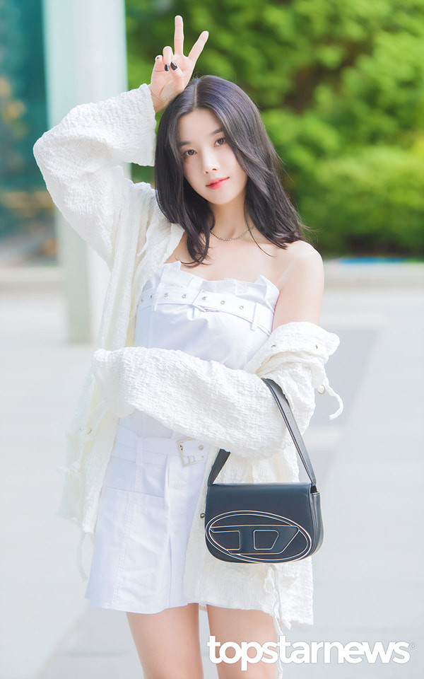 Kwon Eun Bi sinh năm 1995 tại Seoul, Hàn Quốc. Cô được biết đến khi là một trong những người chiến thắng trong show sống còn Produce 48, ra mắt trong nhóm nhạc dự án IZ*ONE và được chọn làm nhóm trưởng. Thời gian trước đó, Eun Bi chủ yếu là vũ công phụ họa trong các nhóm nhạc nữ. Kwon Eun Bi sinh năm 1995 tại Seoul, Hàn Quốc. Cô được biết đến khi là một trong những người chiến thắng trong show sống còn Produce 48, ra mắt trong nhóm nhạc dự án IZ*ONE và được chọn làm nhóm trưởng. Thời gian trước đó, Eun Bi chủ yếu là vũ công phụ họa trong các nhóm nhạc nữ.