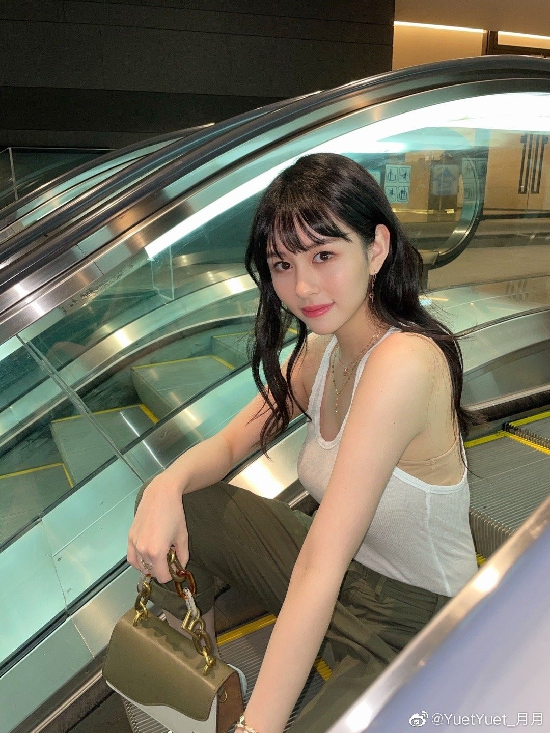 “Tôi còn nhiều điều muốn trải nghiệm, từ học tập, trở thành người mẫu hay thi thoảng vẽ vời, nấu nướng, tận hưởng khoảng thời gian tuyệt vời khi là con gái cưng của cha mẹ. Tôi còn cần được chỉ bảo thêm”, Thẩm Nguyệt bộc bạch. “Tôi còn nhiều điều muốn trải nghiệm, từ học tập, trở thành người mẫu hay thi thoảng vẽ vời, nấu nướng, tận hưởng khoảng thời gian tuyệt vời khi là con gái cưng của cha mẹ. Tôi còn cần được chỉ bảo thêm”, Thẩm Nguyệt bộc bạch.