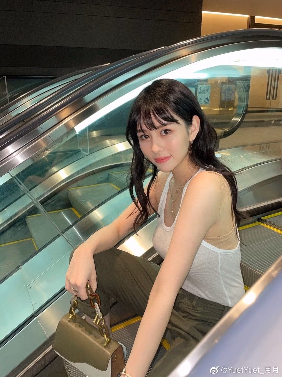 “Tôi còn nhiều điều muốn trải nghiệm, từ học tập, trở thành người mẫu hay thi thoảng vẽ vời, nấu nướng, tận hưởng khoảng thời gian tuyệt vời khi là con gái cưng của cha mẹ. Tôi còn cần được chỉ bảo thêm”, Thẩm Nguyệt bộc bạch. “Tôi còn nhiều điều muốn trải nghiệm, từ học tập, trở thành người mẫu hay thi thoảng vẽ vời, nấu nướng, tận hưởng khoảng thời gian tuyệt vời khi là con gái cưng của cha mẹ. Tôi còn cần được chỉ bảo thêm”, Thẩm Nguyệt bộc bạch.