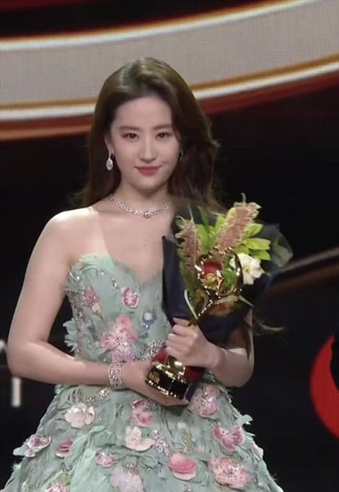 Lưu Diệc Phi bị chê béo, không giống hình ảnh phòng làm việc đăng tải. Ảnh: Weibo. Lưu Diệc Phi bị chê béo, không giống hình ảnh phòng làm việc đăng tải. Ảnh: Weibo.