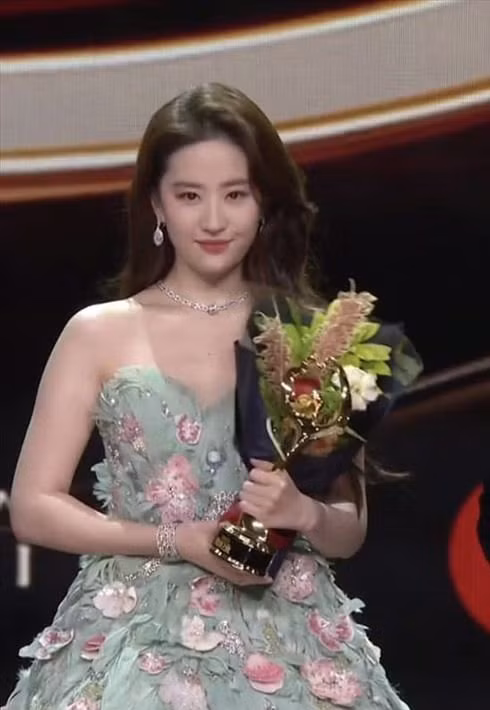 Lưu Diệc Phi bị chê béo, không giống hình ảnh phòng làm việc đăng tải. Ảnh: Weibo.
