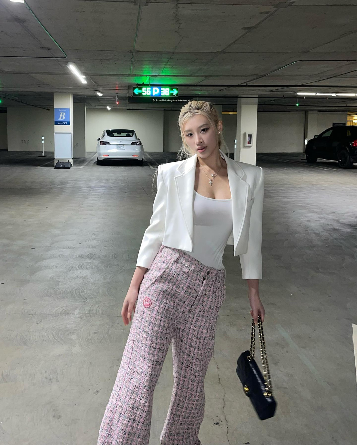 Sự cá tính của thí sinh này được đánh giá là làn gió mới. Cô có tên trong danh sách 5 ứng cử viên cho ngôi vị hoa hậu Hong Kong (Trung Quốc) năm nay cùng Noel Hoàng Mẫn Từ (21 tuổi), được mệnh danh là “bản sao của Phạm Băng Băng", Vương Di Nhiên (21 tuổi), sinh viên Đại học Baptist Hong Kong, "IU của Hong Kong" Trang Tử Tuyền (21 tuổi), Michella (24 tuổi), thạc sĩ tài chính và kinh tế của Đại học Hong Kong và Hạ Di Văn (Lea). Sự cá tính của thí sinh này được đánh giá là làn gió mới. Cô có tên trong danh sách 5 ứng cử viên cho ngôi vị hoa hậu Hong Kong (Trung Quốc) năm nay cùng Noel Hoàng Mẫn Từ (21 tuổi), được mệnh danh là “bản sao của Phạm Băng Băng", Vương Di Nhiên (21 tuổi), sinh viên Đại học Baptist Hong Kong, "IU của Hong Kong" Trang Tử Tuyền (21 tuổi), Michella (24 tuổi), thạc sĩ tài chính và kinh tế của Đại học Hong Kong và Hạ Di Văn (Lea).