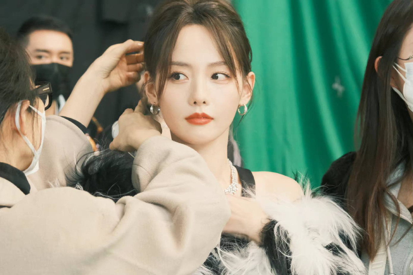 Theo Sina, mẹ chồng Trương Gia Nghê chi số tiền lớn thuê luật sư giúp con theo đuổi vụ kiện, giải quyết vấn đề. Số tài sản của Mãi Siêu hầu hết đứng tên bố mẹ nên khó phân chia, Trương Gia Nghê “trắng tay” khi rời nhà chồng. Hiện vẫn còn nhiều nghi vấn xung quanh vấn đề này.