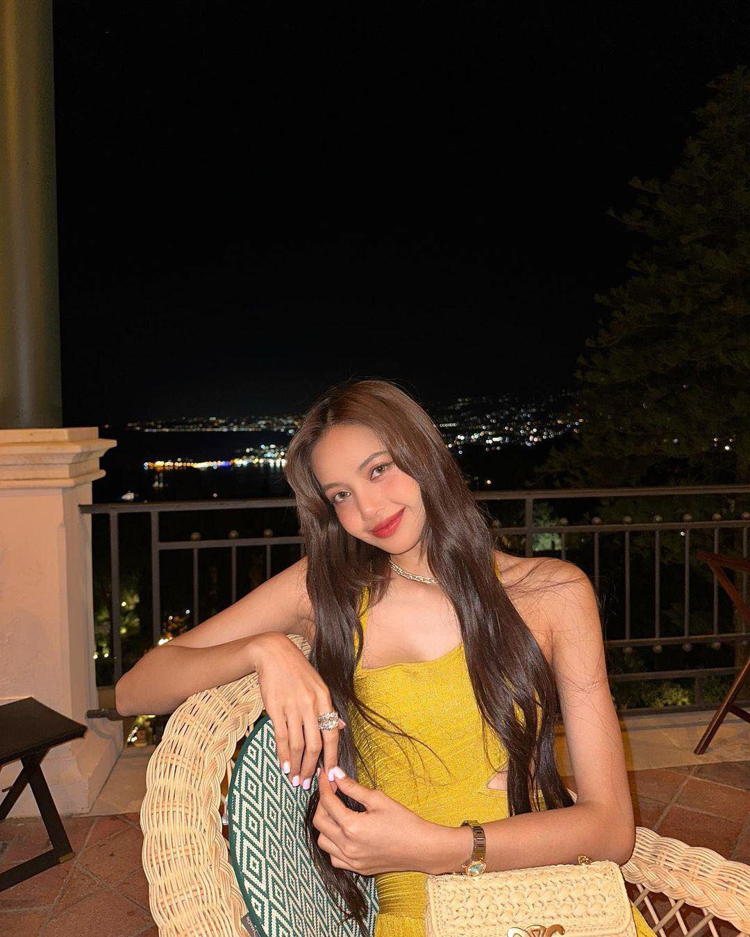 Từ những hình ảnh gần đây, fan soi ra nữ thần tượng đã có chuyến đi nghỉ dưỡng cùng với gia đình bạn trai. Nhiều khán giả nhận xét Lisa ngày càng trở nên gợi cảm, táo bạo hơn khi có tình yêu đến. Từ những hình ảnh gần đây, fan soi ra nữ thần tượng đã có chuyến đi nghỉ dưỡng cùng với gia đình bạn trai. Nhiều khán giả nhận xét Lisa ngày càng trở nên gợi cảm, táo bạo hơn khi có tình yêu đến.