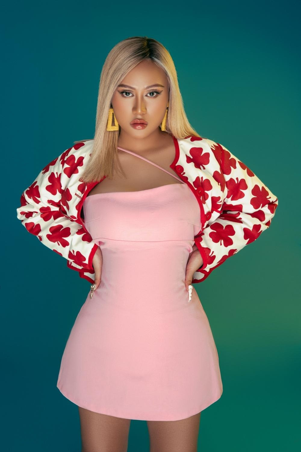 Đây không phải là lần đầu ca sĩ bị miệt thị ngoại hình. Cô từng đưa vấn đề này lên đứa con tinh thần của mình. Ca khúc Là do em xui thôi lấy cảm hứng từ những lời body shaming mà Sofia từng trải qua. Đây không phải là lần đầu ca sĩ bị miệt thị ngoại hình. Cô từng đưa vấn đề này lên đứa con tinh thần của mình. Ca khúc Là do em xui thôi lấy cảm hứng từ những lời body shaming mà Sofia từng trải qua.