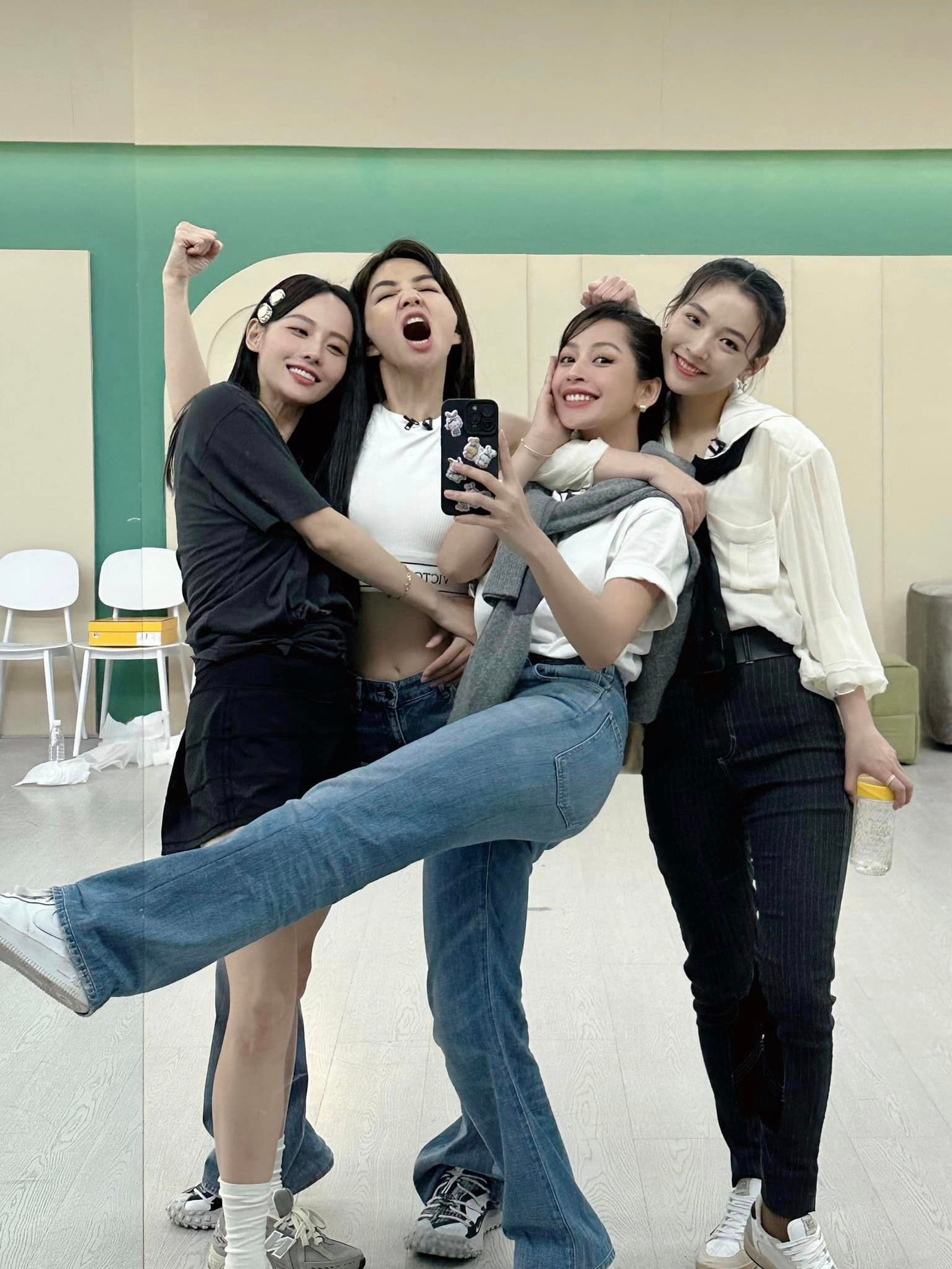 Chi Pu cùng Ella, Trương Gia Nghê và Ngô Thiến sẽ biểu diễn See tình. Chi Pu cùng Ella, Trương Gia Nghê và Ngô Thiến sẽ biểu diễn See tình.