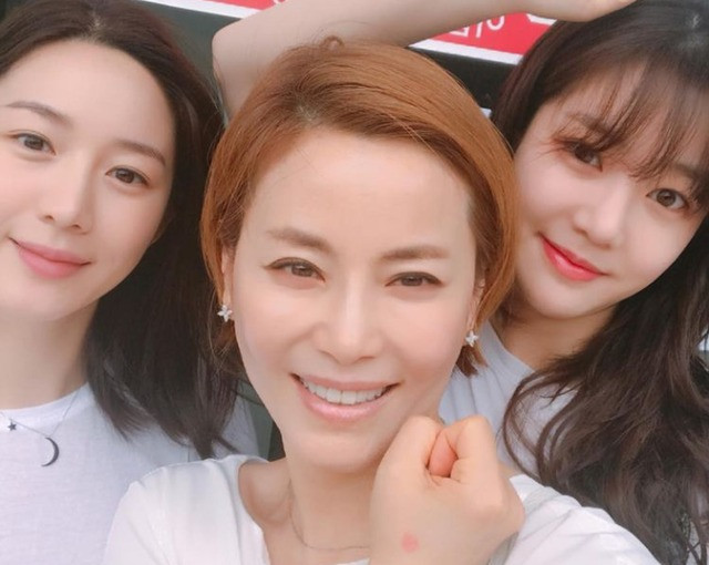 Mỹ nhân sinh năm 1992 được biết đến là con gái thứ hai của Kyun Mi Ri - diễn viên gạo cội đóng vai "Mama Chuê" trong bộ phim đình đám Nàng Dae Jang Geum. Cô có chị gái là Lee Yoo Bi hiện cũng theo bộ môn nghệ thuật thứ 7. Lee Da In có vẻ đẹp trong sáng, dịu dàng, được khán giả đánh giá cao về nhan sắc hơn hẳn chị gái. Mỹ nhân sinh năm 1992 được biết đến là con gái thứ hai của Kyun Mi Ri - diễn viên gạo cội đóng vai "Mama Chuê" trong bộ phim đình đám Nàng Dae Jang Geum. Cô có chị gái là Lee Yoo Bi hiện cũng theo bộ môn nghệ thuật thứ 7. Lee Da In có vẻ đẹp trong sáng, dịu dàng, được khán giả đánh giá cao về nhan sắc hơn hẳn chị gái.