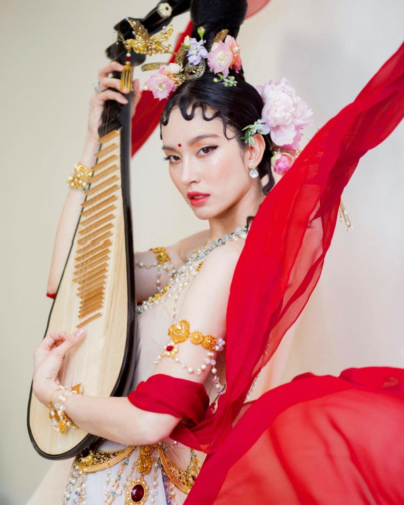 Là một trong những người đẹp chuyển giới nổi tiếng bậc nhất châu Á, Nong Poy từng có mối tình kéo dài 5 năm với bạn trai là vận động viên chơi golf. Họ chia tay năm 2013 vì bất đồng quan điểm.