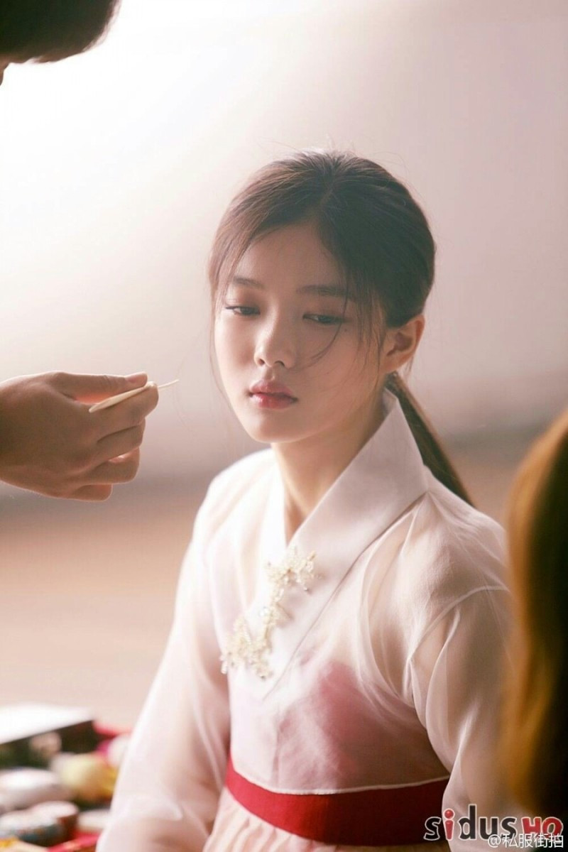 Năm 19 tuổi, gia tài phim ảnh của “em gái quốc dân” Kim Yoo Jung đã hơn 50 phim truyền hình và điện ảnh, 70 lần đóng quảng cáo. Với dòng phim cổ trang, diễn viên gây ấn tượng mạnh, toát lên vẻ tao nhã, duyên dáng trong bộ hanbok truyền thống. Từ đây cô có thêm danh xưng “nữ thần cổ trang thế hệ mới”, nổi bật là tác phẩm Mây họa ánh trăng (Moonlight Drawn by Clouds) năm 2016 đóng cùng Park Bo Gum.