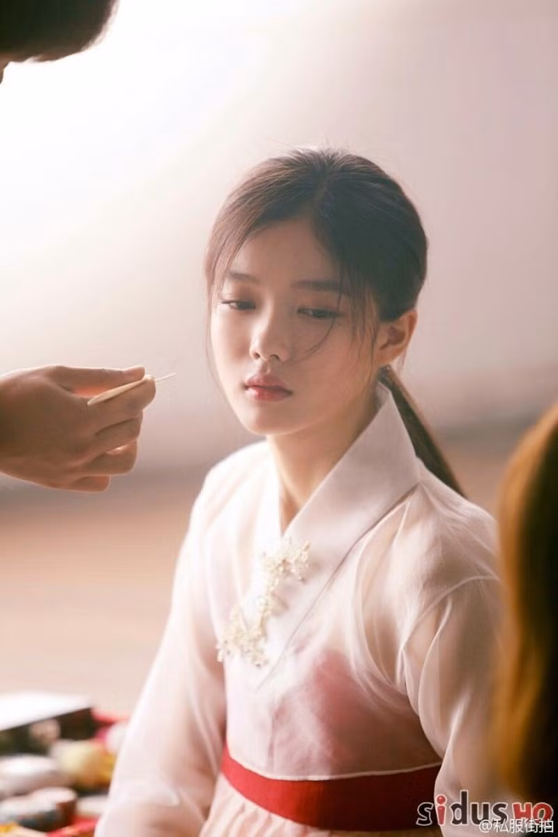 Năm 19 tuổi, gia tài phim ảnh của “em gái quốc dân” Kim Yoo Jung đã hơn 50 phim truyền hình và điện ảnh, 70 lần đóng quảng cáo. Với dòng phim cổ trang, diễn viên gây ấn tượng mạnh, toát lên vẻ tao nhã, duyên dáng trong bộ hanbok truyền thống. Từ đây cô có thêm danh xưng “nữ thần cổ trang thế hệ mới”, nổi bật là tác phẩm Mây họa ánh trăng (Moonlight Drawn by Clouds) năm 2016 đóng cùng Park Bo Gum.