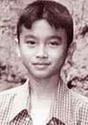 Sinh ra là con trai, tên thật là Saknarin Marnyuaporn, ngay từ nhỏ cậu bé đến từ Phuket (Thái Lan) đã nhận thấy điều khác biệt về bản thân, Nong Poy thích thú mỗi lần được mặc váy, đánh son. Có lần, cậu đau khổ khi mẹ phát hiện, đánh mắng vì hành động không được phép này. Vì sự nghiêm khắc của gia đình, Nong Poy gắng gượng, kìm hãm sự nữ tính, hàng ngày phải chơi ôtô, robot, bóng đá… Dù thế, trong tủ quần áo của cậu khi đó vẫn bí mật cất giấu búp bê Barbie để thi thoảng mang ra ngắm.