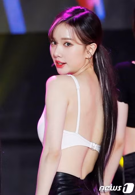 Eunha, nữ thần tượng sinh năm 1997 nhóm nhạc VIVIZ. Ảnh: News1, Twitter.
