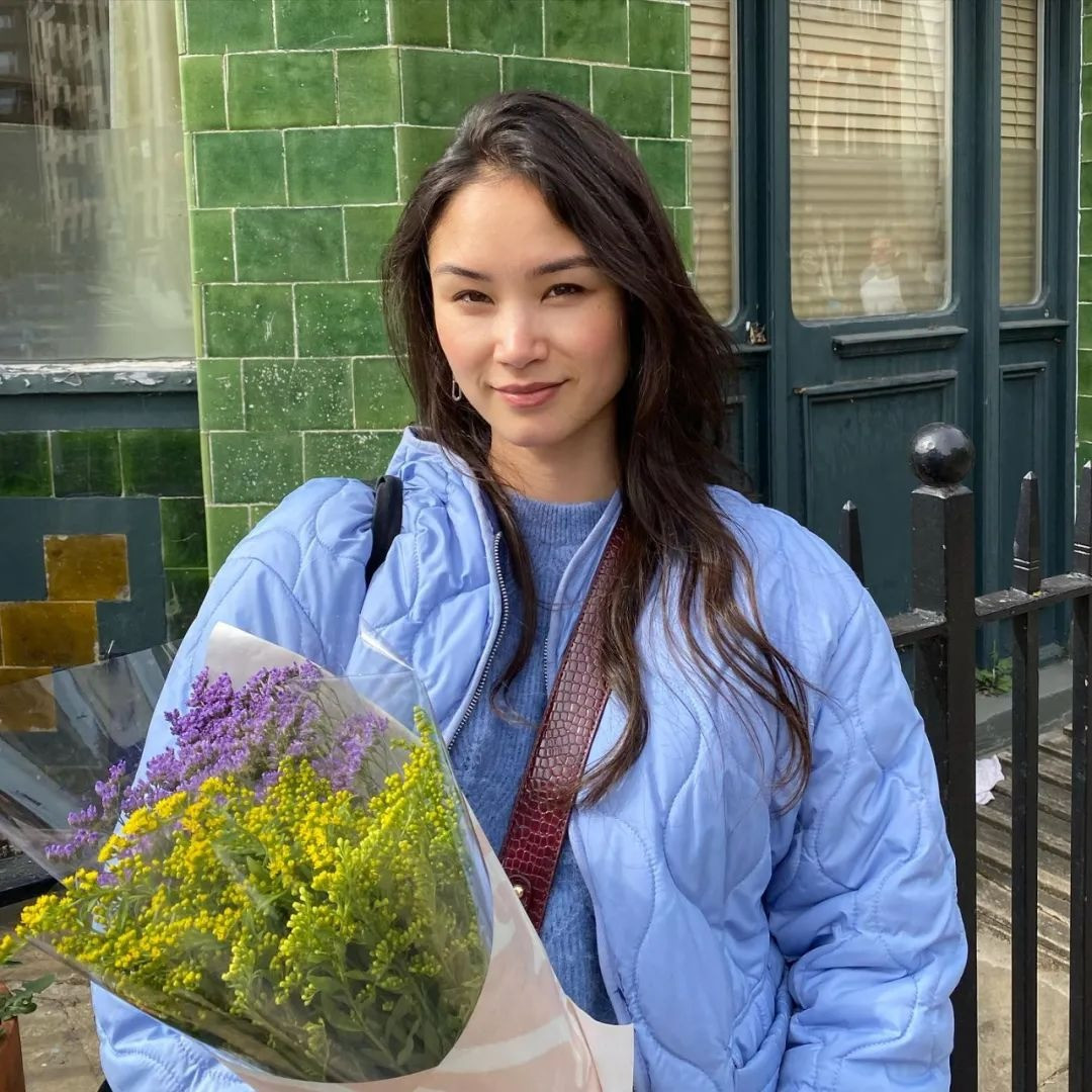 Karolina Conchet sinh năm 2001. Cha là người Lào và mẹ là người Ba Lan. Cô có tuổi thơ sống ở Pháp và sau đó chuyển đến Anh sinh sống, nhập tịch. Những năm gần đầy, nữ diễn viên mới có cơ hội trở về cội nguồn, thăm Lào. Karolina Conchet sinh năm 2001. Cha là người Lào và mẹ là người Ba Lan. Cô có tuổi thơ sống ở Pháp và sau đó chuyển đến Anh sinh sống, nhập tịch. Những năm gần đầy, nữ diễn viên mới có cơ hội trở về cội nguồn, thăm Lào.