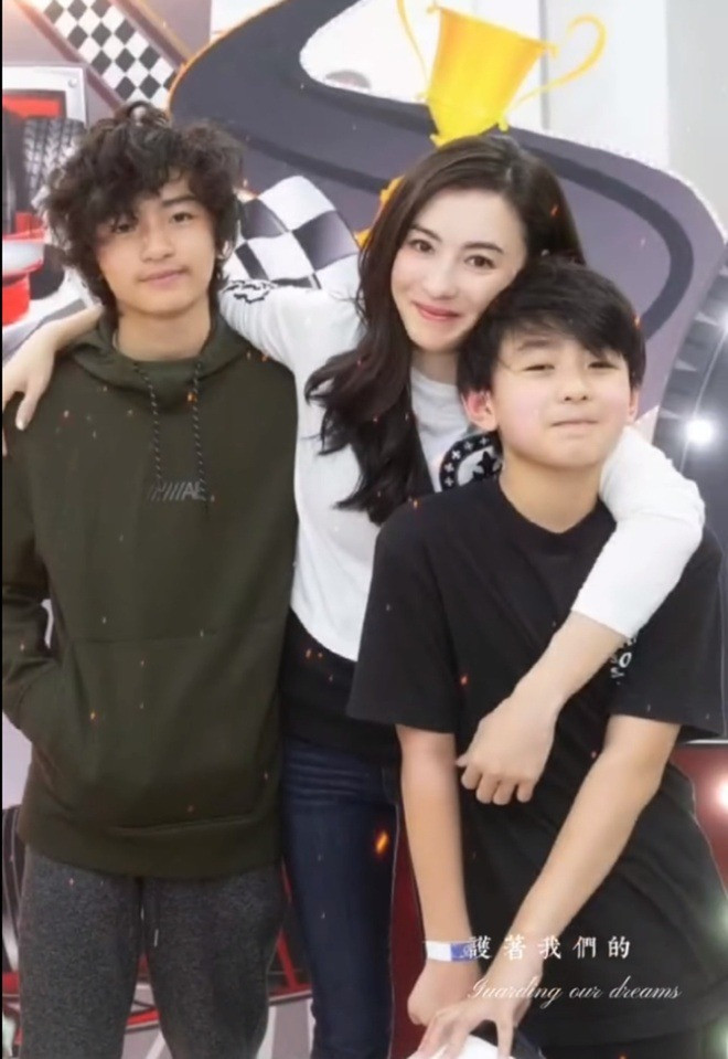 Trương Bá Chi nỗ lực làm mẹ đơn thân, chăm sóc ba con trai. Ảnh: Sina. Trương Bá Chi nỗ lực làm mẹ đơn thân, chăm sóc ba con trai. Ảnh: Sina.