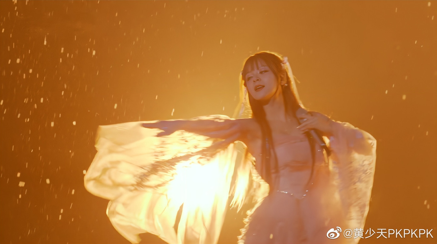 Sau vòng công diễn đầu tiên chương trình Đạp gió 2023 (tên cũ: Tỷ tỷ đạp gió rẽ sóng), ca sĩ Maria là người có được số phiếu bầu cao nhất, gần 60 triệu lượt bình chọn, cao gấp 5 lần hạng 2. Nhiều khán giả bất ngờ vì nữ nghệ sĩ dễ dàng vượt qua nhiều tên tuổi đình đám xứ Trung như Tạ Na, Ella…