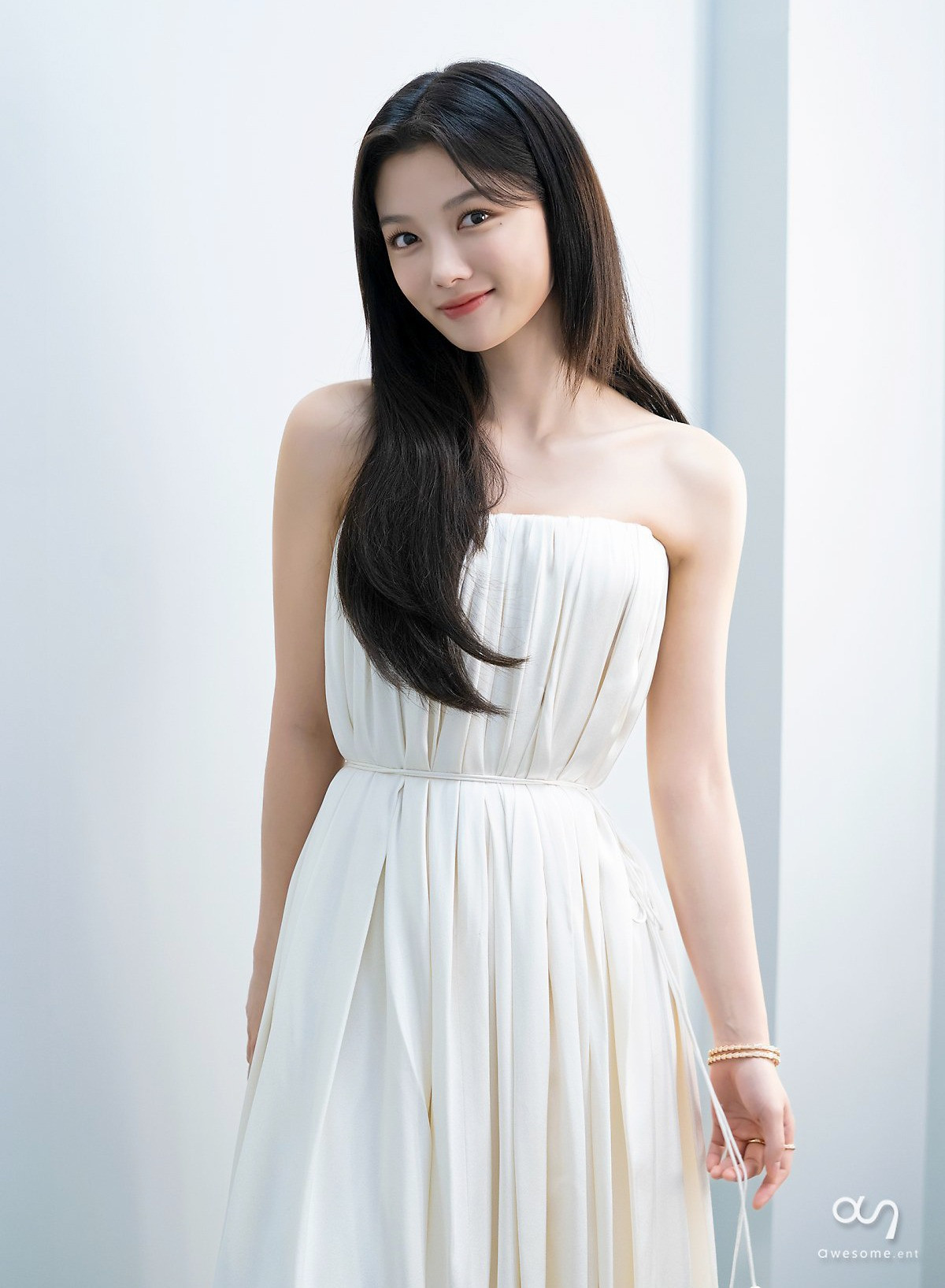 Hình tượng gợi cảm khiến Kim Yoo Jung có thêm sức hút mới. Xuất hiện công khai tại sự kiện, lễ trao giải, nữ diễn viên thường chọn đầm cúp ngực, khoe vai trần quyến rũ. Awesome ENT.