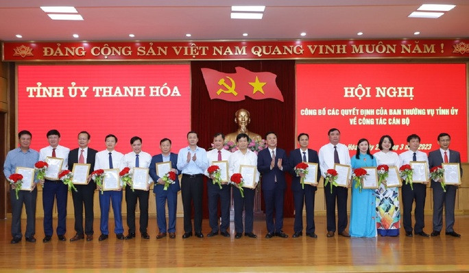 Bí thư Tỉnh ủy Thanh Hóa Đỗ Trọng Hưng và Chủ tịch UBND tỉnh Thanh Hóa Đỗ Minh Tuấn trao quyết định, tặng hoa chúc mừng những cán bộ được điều động, luân chuyển, bổ nhiệm đợt này. Ảnh: Minh Hiếu Bí thư Tỉnh ủy Thanh Hóa Đỗ Trọng Hưng và Chủ tịch UBND tỉnh Thanh Hóa Đỗ Minh Tuấn trao quyết định, tặng hoa chúc mừng những cán bộ được điều động, luân chuyển, bổ nhiệm đợt này. Ảnh: Minh Hiếu