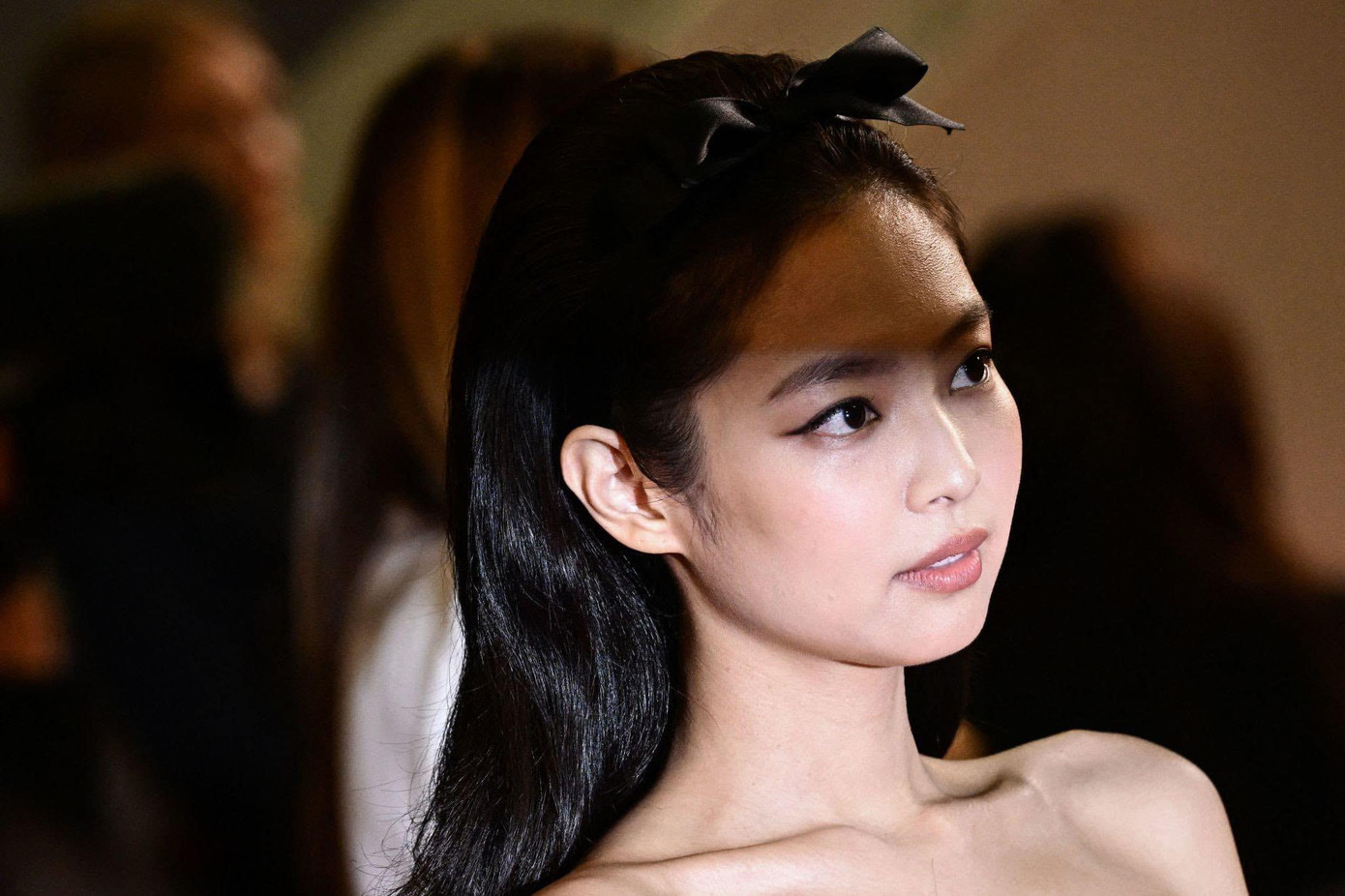 Jennie không phải là thành viên BlackPink duy nhất tham dự Cannes năm nay. Cách đó ít ngày, Rosé đã xuất hiện lần đầu tại liên hoan phim trong buổi ra mắt bộ phim truyền hình Nhật Bản của đạo diễn Hirokazu Kore-eda, Monster.