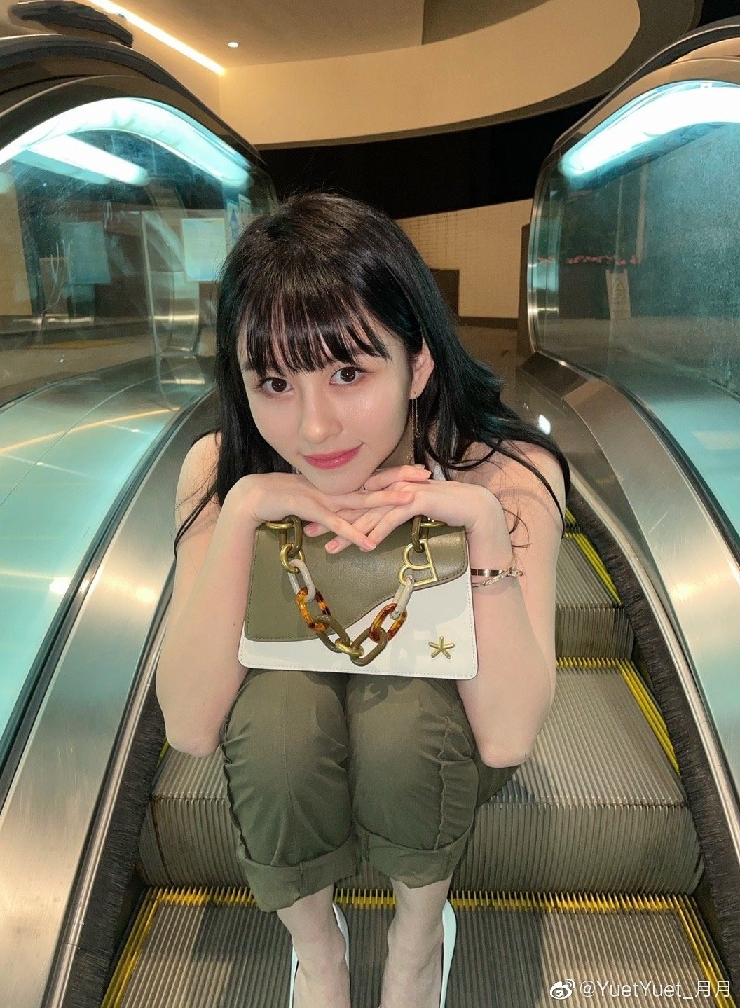 “Tôi còn nhiều điều muốn trải nghiệm, từ học tập, trở thành người mẫu hay thi thoảng vẽ vời, nấu nướng, tận hưởng khoảng thời gian tuyệt vời khi là con gái cưng của cha mẹ. Tôi còn cần được chỉ bảo thêm”, Thẩm Nguyệt bộc bạch. “Tôi còn nhiều điều muốn trải nghiệm, từ học tập, trở thành người mẫu hay thi thoảng vẽ vời, nấu nướng, tận hưởng khoảng thời gian tuyệt vời khi là con gái cưng của cha mẹ. Tôi còn cần được chỉ bảo thêm”, Thẩm Nguyệt bộc bạch.