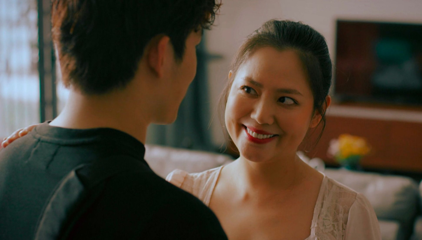 Nữ diễn viên trao đổi kỹ với Đình Tú trước mỗi cảnh quay. Nữ diễn viên trao đổi kỹ với Đình Tú trước mỗi cảnh quay.