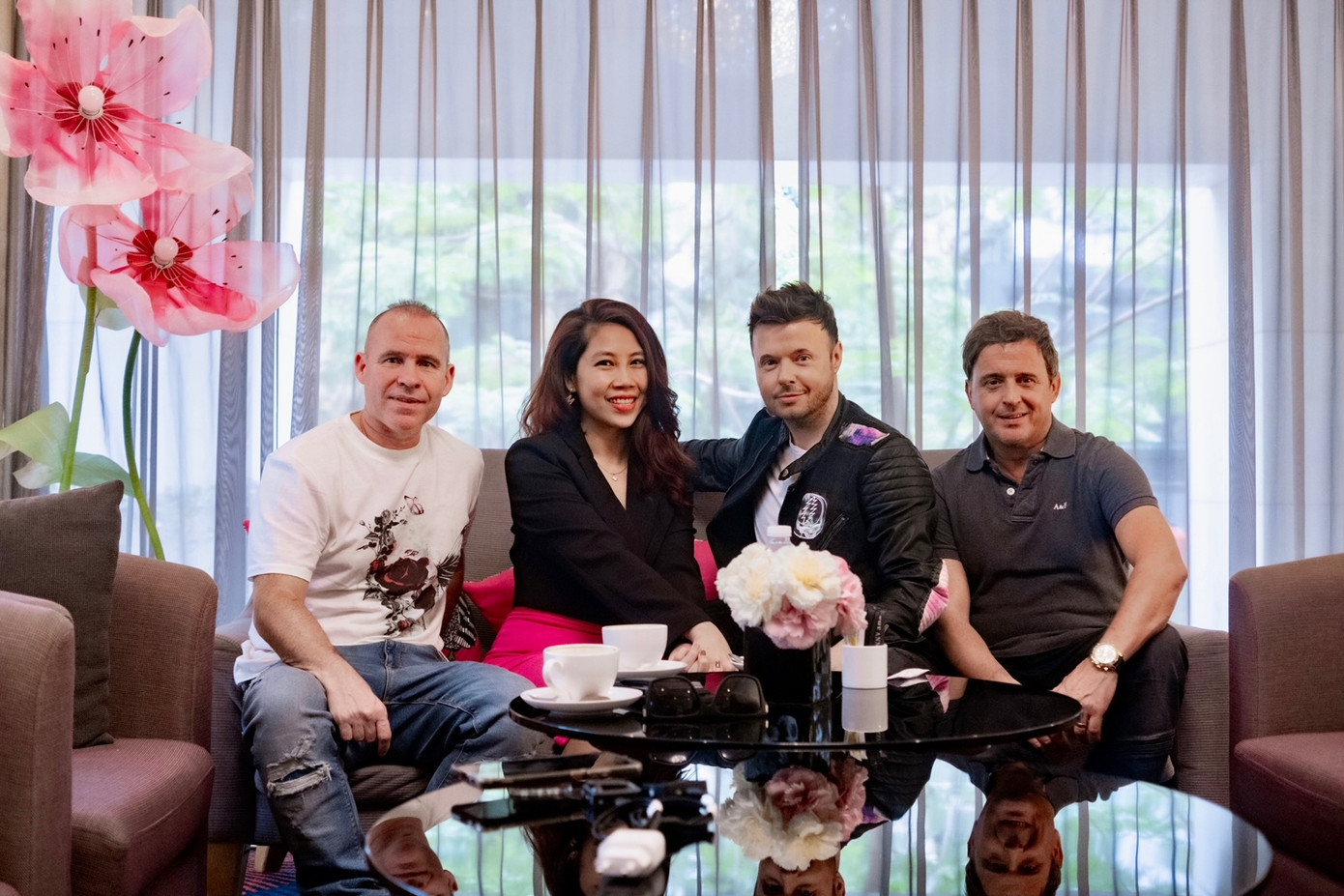 Nhóm nhạc 911 trong cuộc trò chuyện với Tiền Phong. Nhóm nhạc 911 trong cuộc trò chuyện với Tiền Phong.