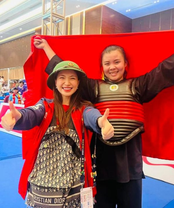 Hòa Minzy chụp ảnh lưu niệm cùng các VĐV. Ảnh: FBNV.